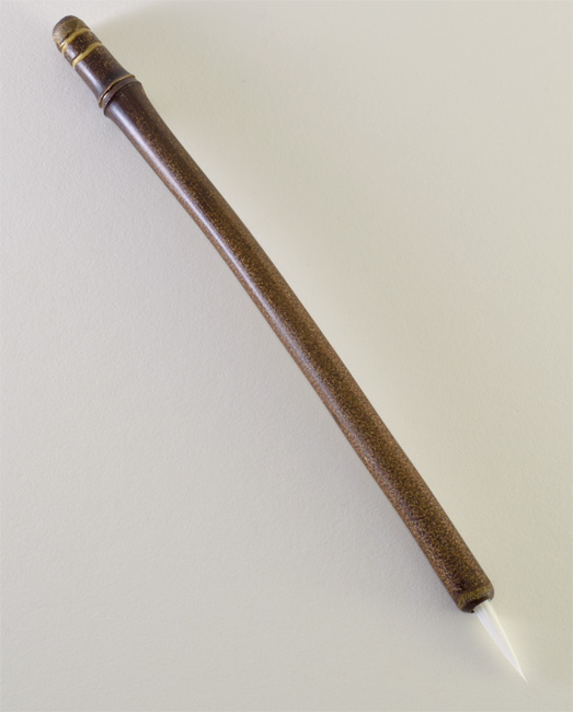 Medium size 1.5” bristle length Stiff White Synthetic, with bamboo cane handle.